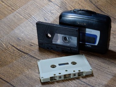 Ses kaseti. Retro müzik ortamı, ses kaydedici için kompakt kaset. Küçük CD kasetleri çalmak için taşınabilir bir oynatıcının yanındaki Retro ses kasetleri.