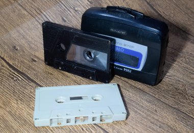 Ses kaseti. Retro müzik ortamı, ses kaydedici için kompakt kaset. Küçük CD kasetleri çalmak için taşınabilir bir oynatıcının yanındaki Retro ses kasetleri.