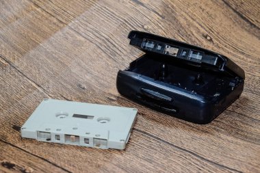 Ses kaseti. Retro müzik ortamı, ses kaydedici için kompakt kaset. Küçük CD kasetleri çalmak için taşınabilir bir oynatıcının yanındaki Retro ses kasetleri.