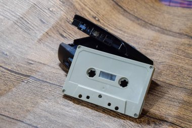 Ses kaseti. Retro müzik ortamı, ses kaydedici için kompakt kaset. Küçük CD kasetleri çalmak için taşınabilir bir oynatıcının yanındaki Retro ses kasetleri.