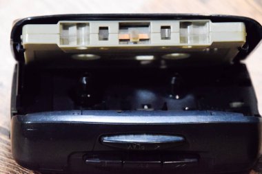 Ses kaseti. Retro müzik ortamı, ses kaydedici için kompakt kaset. Küçük CD kasetleri çalmak için taşınabilir bir oynatıcının yanındaki Retro ses kasetleri.