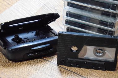 Ses kaseti. Retro müzik ortamı, ses kaydedici için kompakt kaset. Küçük CD kasetleri çalmak için taşınabilir bir oynatıcının yanındaki Retro ses kasetleri.