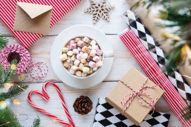 Noel ya da yeni yıl tatiline hazırlanıyorum. Dekorasyonlar, kurdeleler, hediye kağıtları, kapı çelenkleri, parıldayan toplar, şeker kamışları ve marşmelovlu kakao. Noel neşesi
