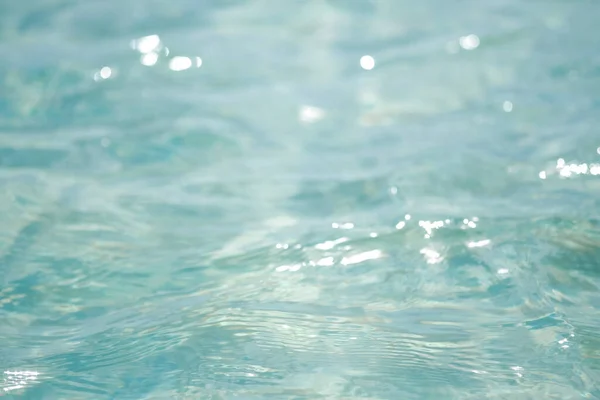 Nahaufnahme von blauem Wasser im Meer oder Ozean. Seitenansicht. Kopierplatz.Leere Vitrine, Verpackung Produktpräsentation.Hintergrund für kosmetische Produkte — Stockfoto