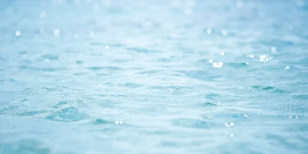 Abstrato e turvo oceano ou água do mar com luz solar brilhante desfocada. — Fotografia de Stock