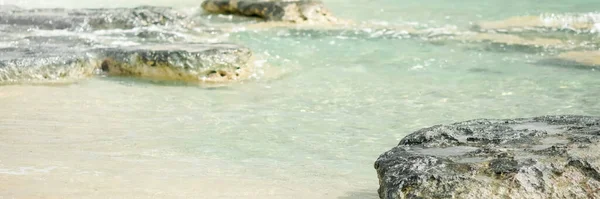 Banner Exotiska soliga stranden stenar närbild. Sommarsemester och tropisk strand koncept — Stockfoto