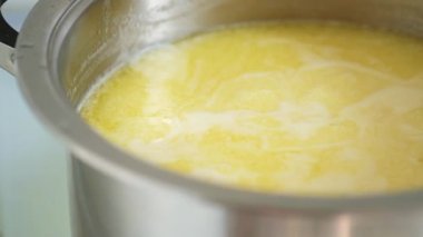 Tereyağını paslanmaz bir tencerede erit. Ghee pişiriyorum.