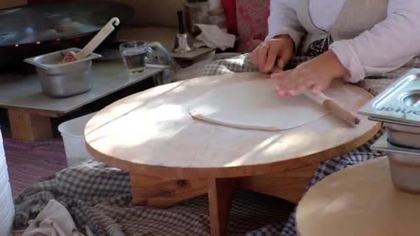 Koken traditionele Turkse straat voedsel gozleme plat brood gevuld met een scala aan heerlijke vullingen voornamelijk kaas — Stockvideo