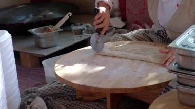 Geleneksel Türk sokak yiyecekleri gözlemesi pişirmek. Daha çok peynirle doldurulmuş lezzetli ekmekler.