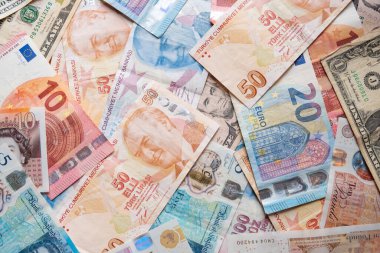 Farklı ülkelerin kağıt paralarından, dolarlardan, avrodan, sterlinlerden, Türk lirasından, finansal krizlerden. Çeşitli banknotlar, dağınık, üst görünüm.