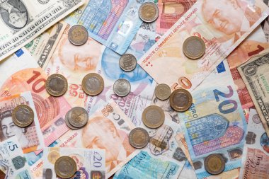 Farklı ülkelerin kağıt paralarından, dolarlardan, avrodan, sterlinlerden, Türk lirasından, finansal krizlerden. Çeşitli banknotlar, dağınık, üst görünüm.