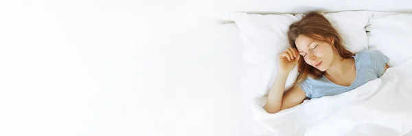 Banner fiatal nő élvezi alvás idő az ágyban, közelről, emelkedett kilátás, ölelés párna — Stock Fotó