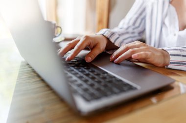Dizüstü bilgisayar klavyesinde yazı yazan ve internette, ofis masasında, online, çalışma, iş ve teknoloji, internet ağı iletişimi kavramında sörf yapan kadınların görüntülerini kapat. 