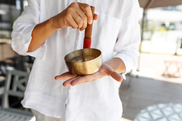 Cropped Man Hands Using Singing Bowl Sound Healing Therapy Outdoors — Stock Photo, Image