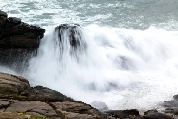 Срі Ланка Вода Розбивається Скелі Індіанському Океані — стокове фото