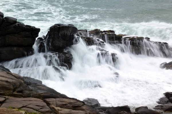Срі Ланка Вода Розбивається Скелі Індіанському Океані — стокове фото