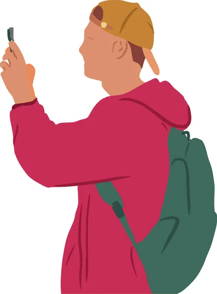 Şapkalı bir adam telefon edip fotoğraf çekiyor. 