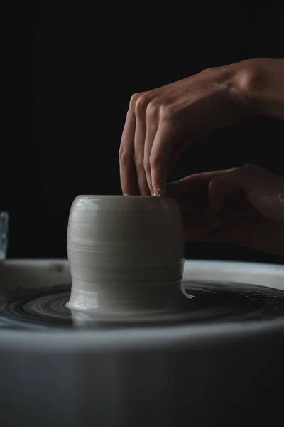 Hands on the potters wheel side view — Stock Photo, Image