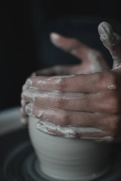 Eller çömlekçilerin tekerlek tarafında.