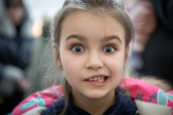 Dnipro, Ukraina - Mar 16, 2022 Volontärer, liten flicka, flyktingar, ansikte, ansikte, asyl, människor, centrum, familjer, humanitär, bistånd, människor, Ukraina, — Stockfoto