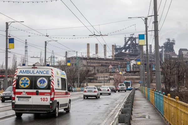 Mariupol, Ukrayna - 24 Şubat 2022 Köprü, nehir, fabrika, çelik fabrikası, bombalama, yağmur, arabalar, ulaşım, yollar,