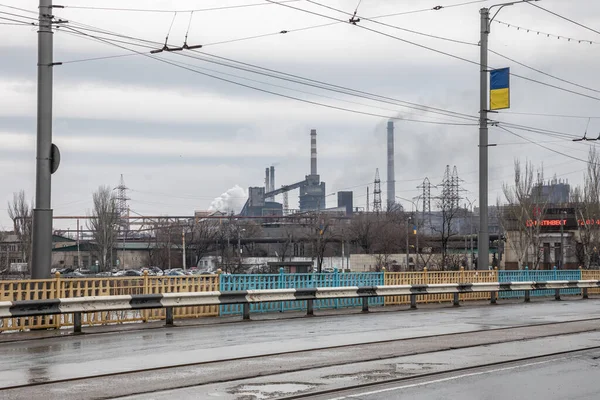 Mariupol, Ukraine - Feb 24, 2022 Bridge, river, factory, steel plant, bombing, rain, cars, transport, roads, — Stock Photo, Image