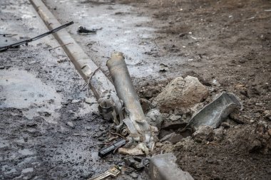 Mariupol, Ukrayna 24, 2022: yol, mahalle, kaldırım, gövde, dinlenme, roket, yüksek lisans, yangın, bomba, kırpma, vurulma,