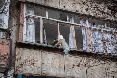 Mariupol, Ukrayna 24, 2022: yol, mahalle, bina, pencere, kadın, serpinti, cam, kırık, gövde, dinlenme, roket, yüksek lisans, yangın, bomba, kırpma, ateş etme,,
