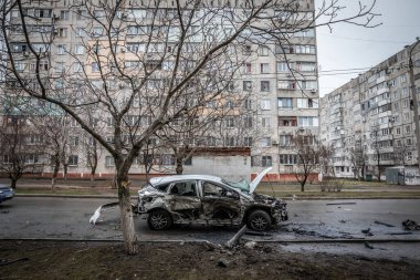 Mariupol, Ukrayna 24, 2022: yol, mahalle, evler, araba, roket, yüksek lisans, yangın, bomba, makas, atış,