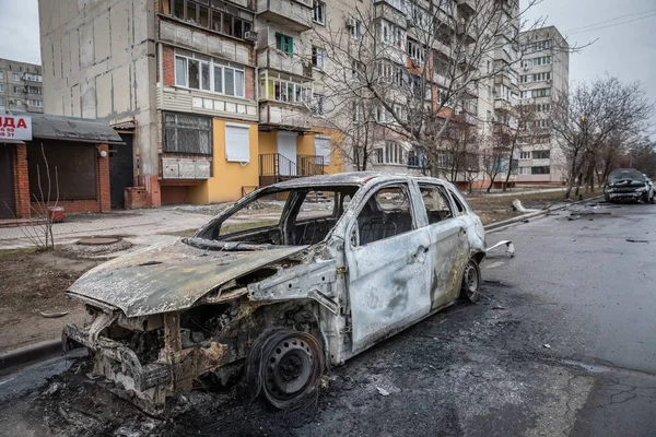Mariupol, Oekraïne 24 mrt 2022: weg, buurt, huizen, auto, raket, grad, brand, bom, geknipt, schieten, — Stockfoto