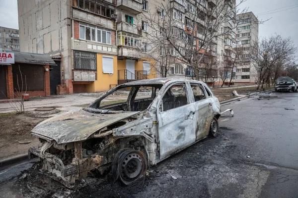 Mariupol, Ukrayna 24, 2022: yol, mahalle, evler, araba, roket, yüksek lisans, yangın, bomba, makas, atış,