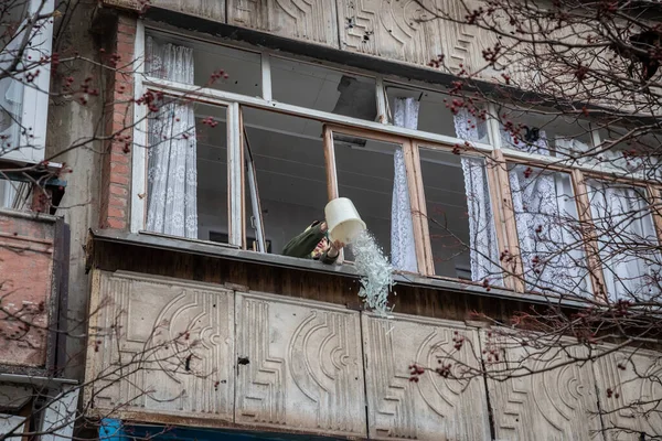 Mariupol, Ukrayna 24, 2022: yol, mahalle, bina, pencere, kadın, serpinti, cam, kırık, gövde, dinlenme, roket, yüksek lisans, yangın, bomba, kırpma, ateş etme,,