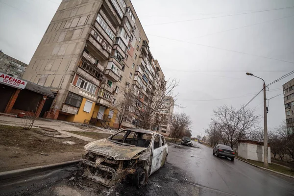 Mariupol, Ukrayna 24, 2022: yol, mahalle, evler, araba, roket, yüksek lisans, yangın, bomba, makas, atış,