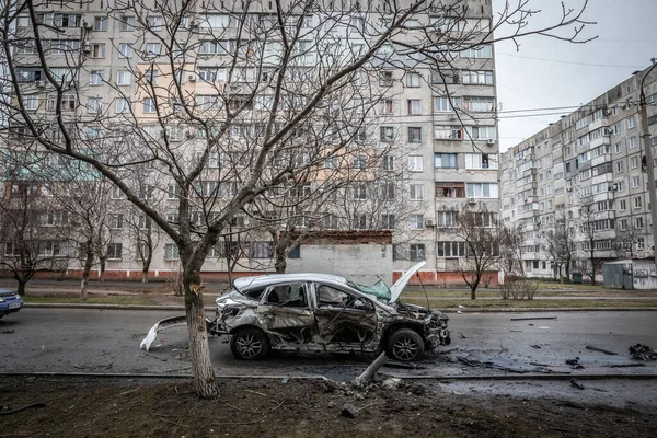 Mariupol, Oekraïne 24 mrt 2022: weg, buurt, huizen, auto, raket, grad, brand, bom, geknipt, schieten, — Stockfoto