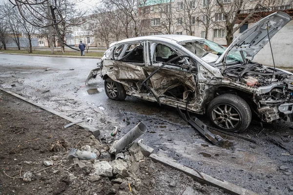 Mariupol, Oekraïne 24 mrt 2022: weg, buurt, huizen, auto, raket, grad, brand, bom, vernietigd, schieten, — Stockfoto