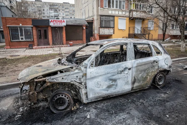 Mariupol, Oekraïne 24 mrt 2022: weg, buurt, huizen, auto, raket, grad, brand, bom, vernietigd, schieten, — Stockfoto