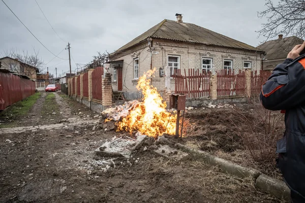 Mariupol, Oekraïne 24 mrt 2022: weg, buurt, huizen, auto, raket, grad, brand, bom, vernietigd, schieten, — Stockfoto