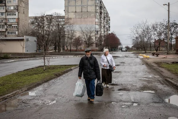 Mariupol, Ukraine Mar 24, 2022: road, neighborhood, houses, people, rocket, grad, refugees, fire, bomb, destroyed, shooting, — Stock Photo, Image