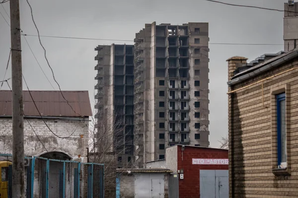 Mariupol, Ukraine Mar 24, 2022: road, neighborhood, houses, rocket, grad, refugees, fire, bomb, destroyed, shooting, — Stock Photo, Image