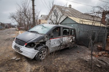 Mariupol, Ukrayna 24, 2022: yol, mahalle, evler, araba, yangın, bomba, çatışma,