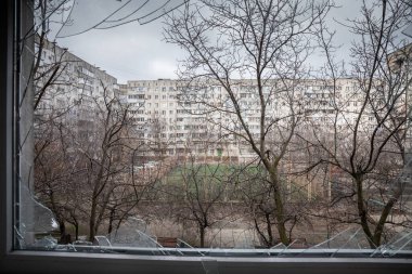 Mariupol, Ukrayna - 24 Şubat 2022 City, apartman blokları, binalar, manzara, pencere, cam, bombalama, konut, sanayi, demiryolu,