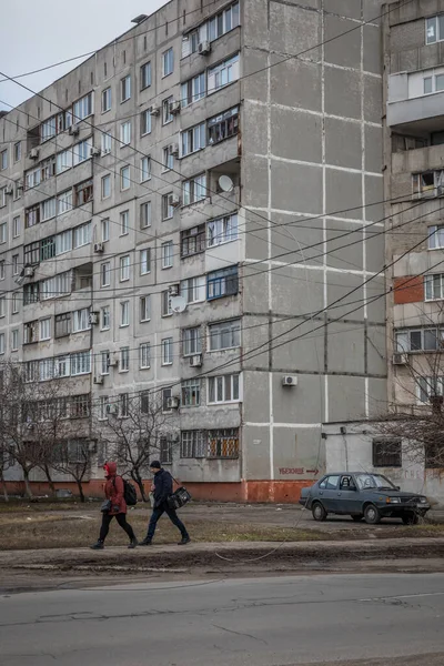 Mariupol, Ukraine Mar 24, 2022: road, neighborhood, houses, car, people, rocket, grad, fire, bomb, destroyed, shooting, — Stock Photo, Image