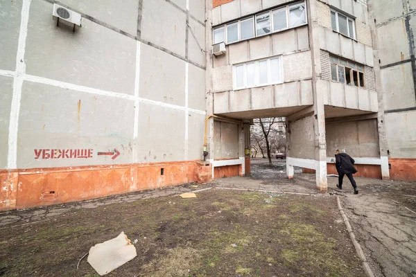 Mariupol, Ucraina Mar 24, 2022: quartiere, case, persone, razzo, grad, bomba, distrutto, tiro, — Foto Stock