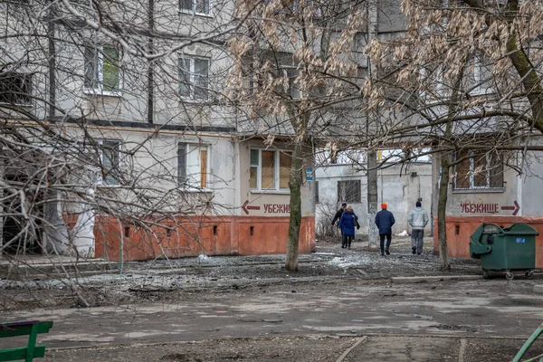 Мариуполь, Украина - 24 февраля 2022 г., многоквартирные дома, здания, люди, бомбежки, жилой комплекс, промышленный, металлургический комбинат, — стоковое фото