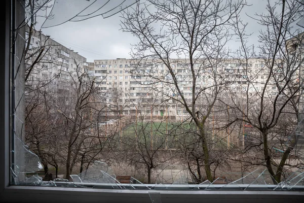 Mariupol, Oekraïne - 24 februari 2022 stad, flatgebouwen, uitzicht, raam, glas, bombardementen, woningbouw, industrieel, ijzerwerk, — Stockfoto