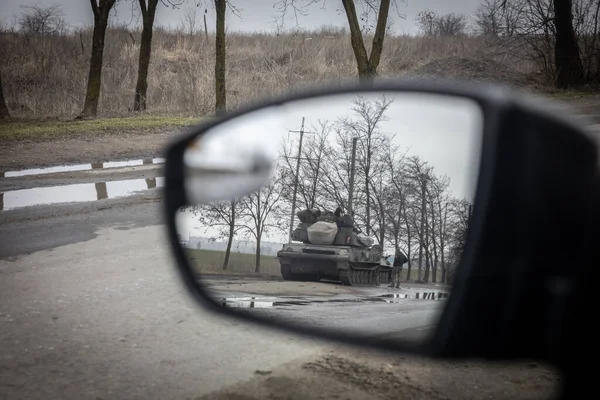 Mariupol, Ukrayna - 26 Şubat 2022 yol, araba, ayna, tank, görüş, yol, yansıma,
