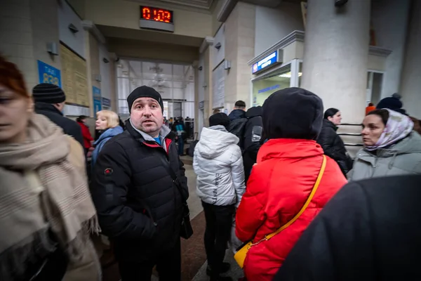 Dnipro, Ukrayna - 1. Mar 2022 Tren İstasyonu, adamım, korku, yardım, mülteciler, cephe, insanlar, aileler, çocuklar, bekleme, insani yardım, tahliye