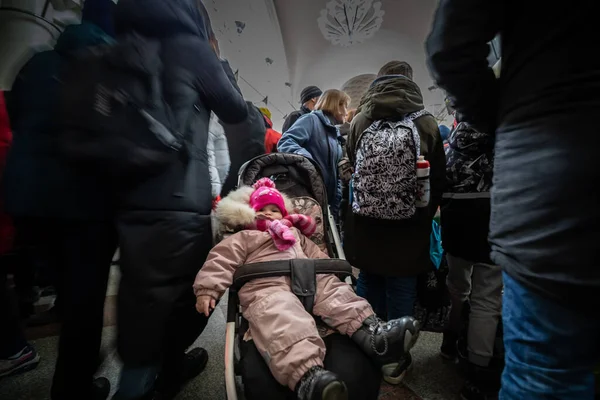 Dnipro, Ukrayna - Mar 1, 2022 tren istasyonu, yardım, mülteci, çocuk, puset, kaos, kuyruk, insanlar, aileler, anne, kadın, çocuk, bekleme, insani yardım, çadır, tahliye