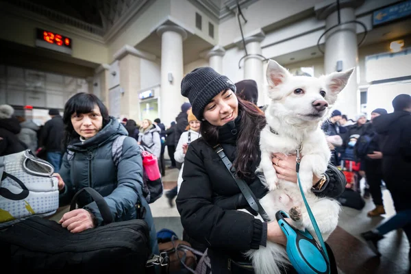 Dnipro, Ukrayna - 15.2022Dnipro, Ukrayna - Mar 1, 2022 tren istasyonu, yardım, mülteciler, kuyruk, insanlar, aileler, köpekler, kadınlar, çocuklar, bekleme, insani yardım, çadır, tahliye
