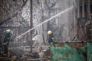 Mariupol, Ukrayna 24, 2022: Mahalle, evler, insanlar, roket, itfaiyeci, bomba imha, ateş,